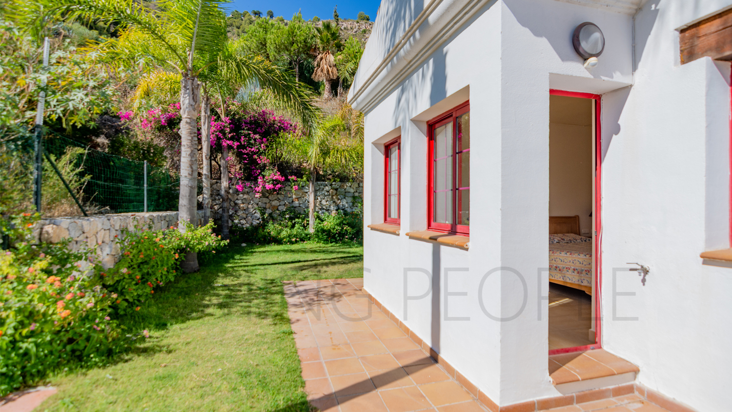 Une mignonne villa entourée de jardins avec vue latérale sur la mer