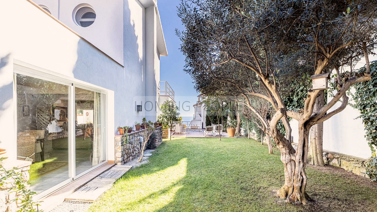 [SOLD] Semi-detached villa with pool, garden and views over the Mediterranean Sea