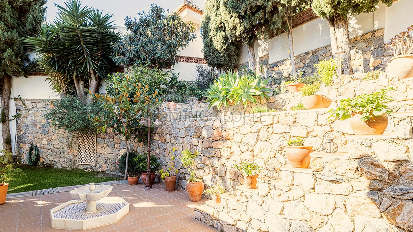 [VENDU] Villa mi-jumelée avec piscine, jardin... et vue sur la Méditerranée !