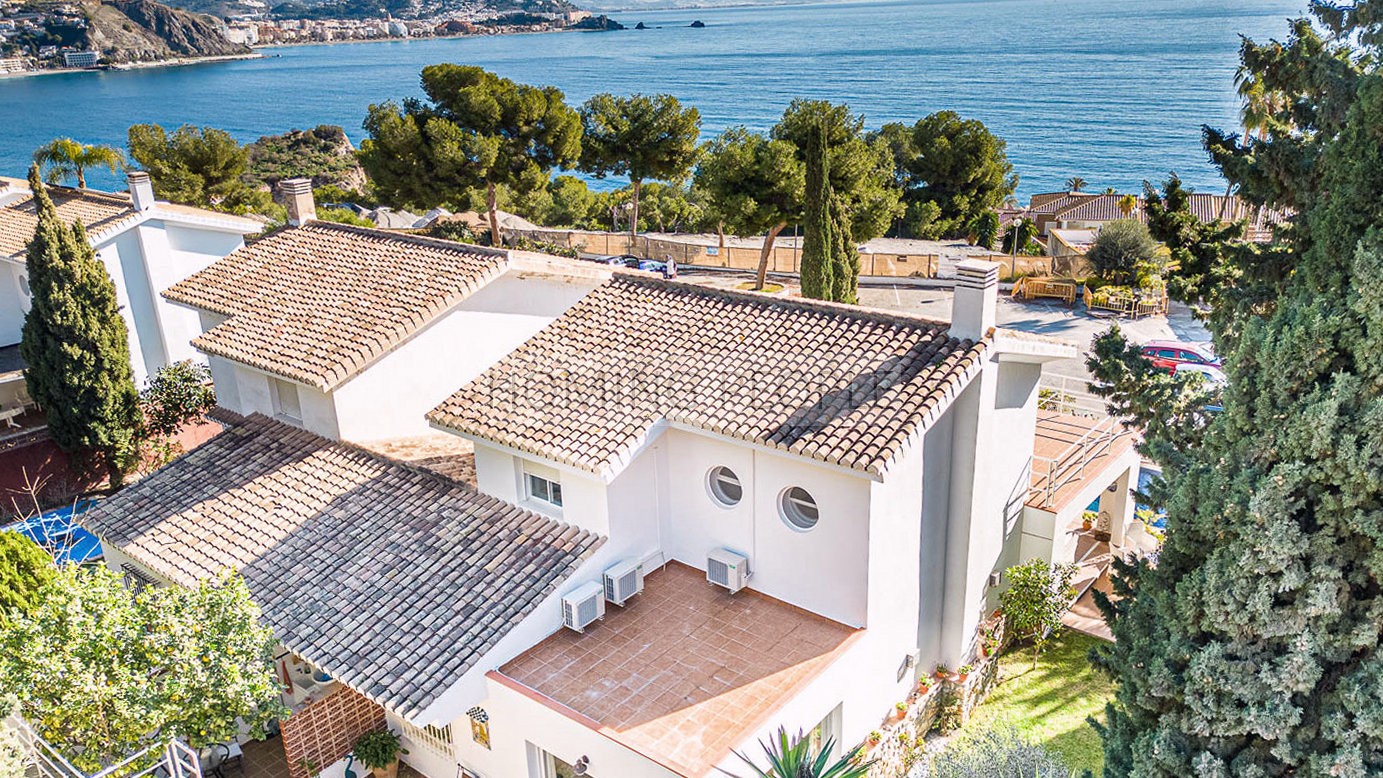 [VENDU] Villa mi-jumelée avec piscine, jardin... et vue sur la Méditerranée !