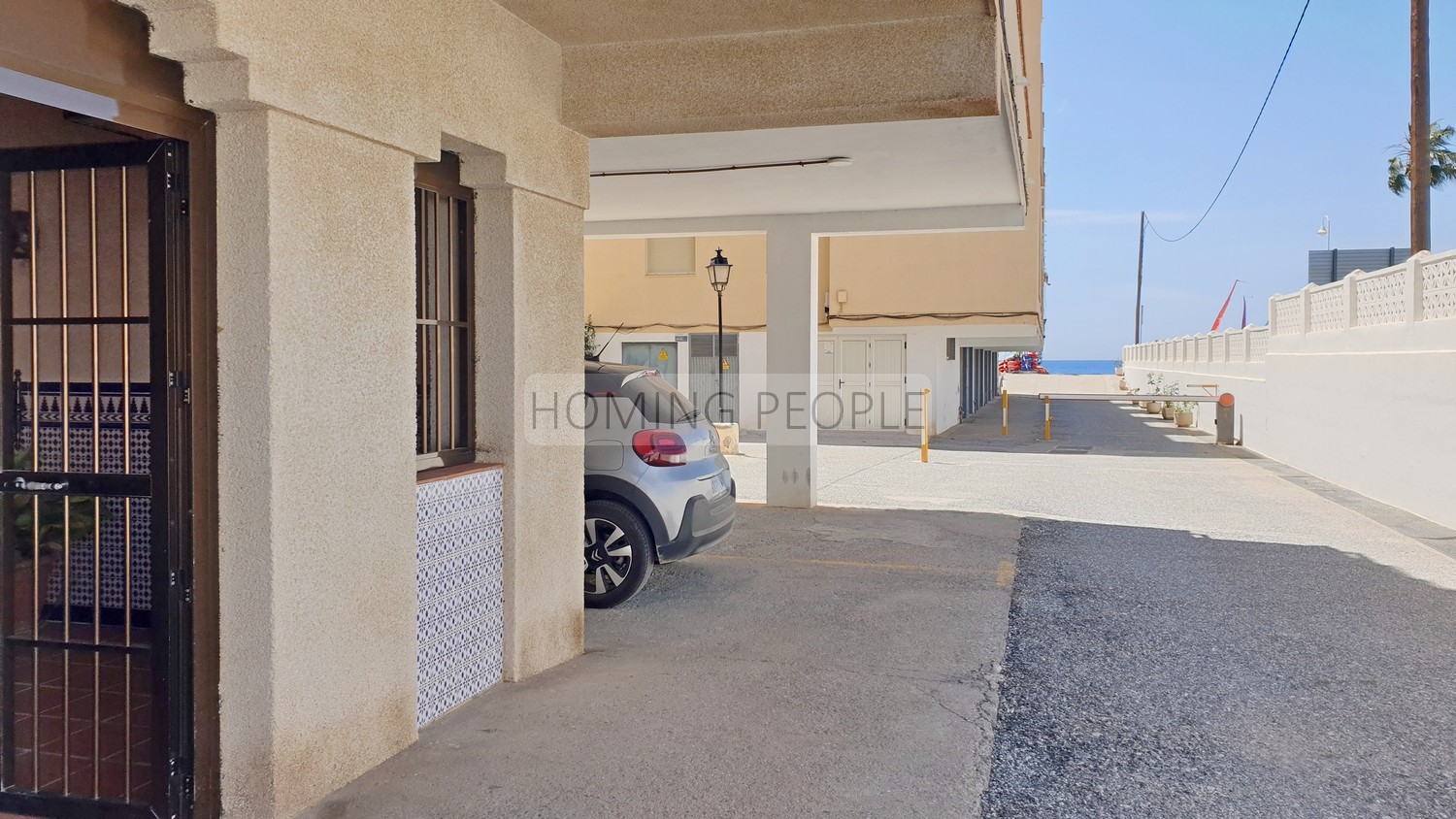 Bright apartment in seafront building with swimming pool and parking space