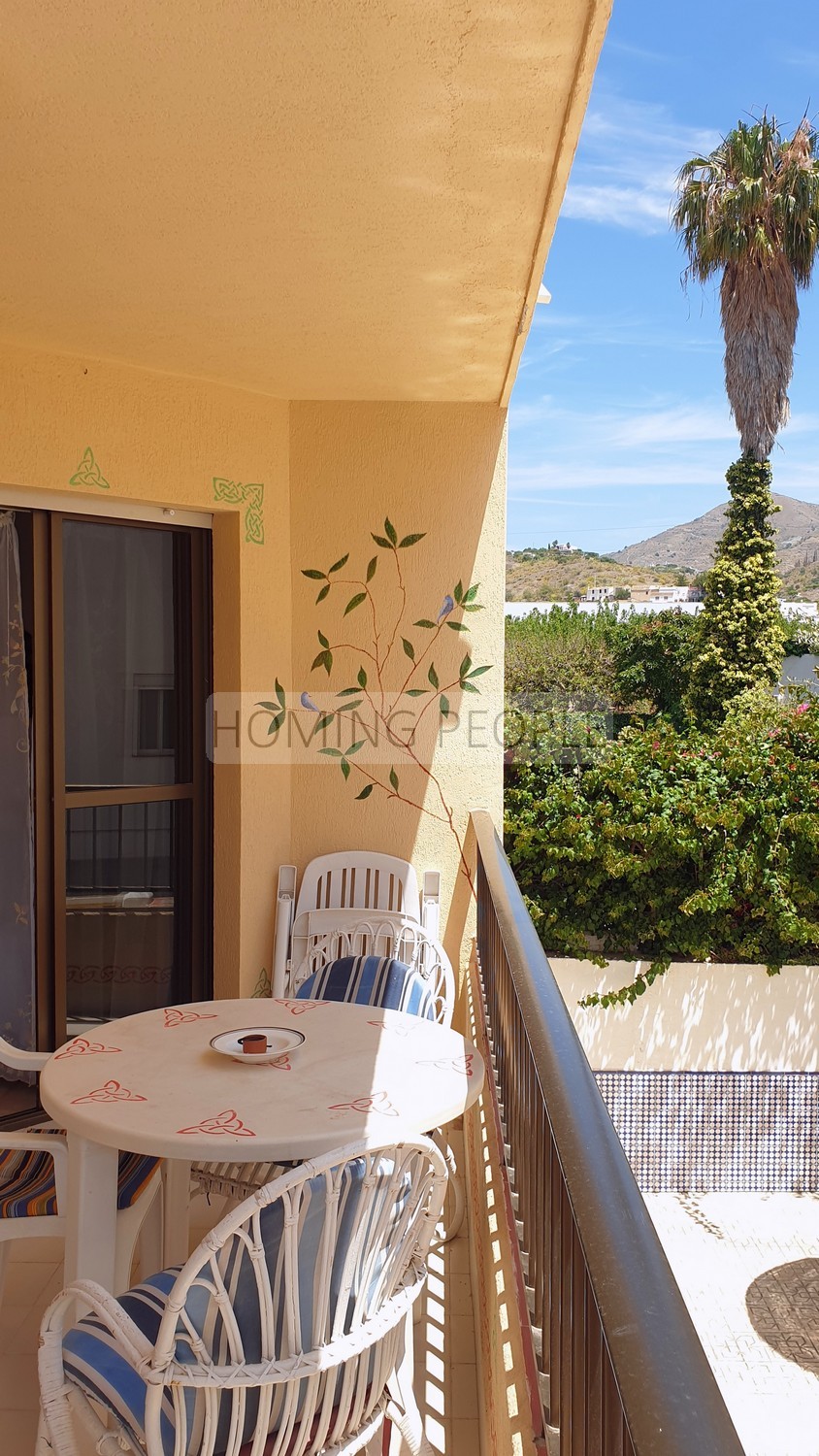 Apartamento luminoso en edificio de primera línea de playa con piscina y aparcamiento