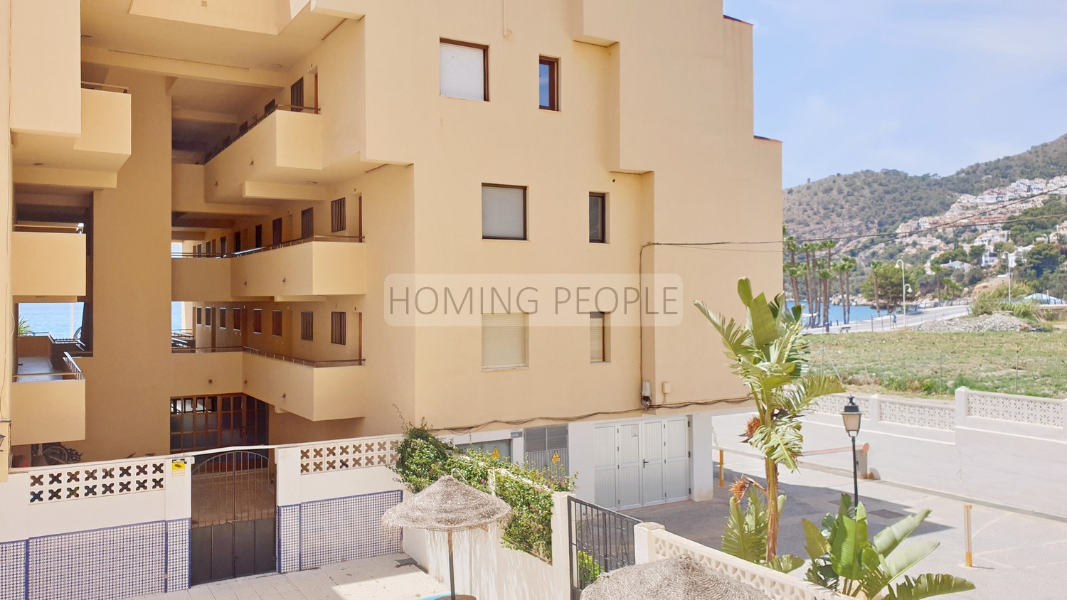 Apartamento luminoso en edificio de primera línea de playa con piscina y aparcamiento