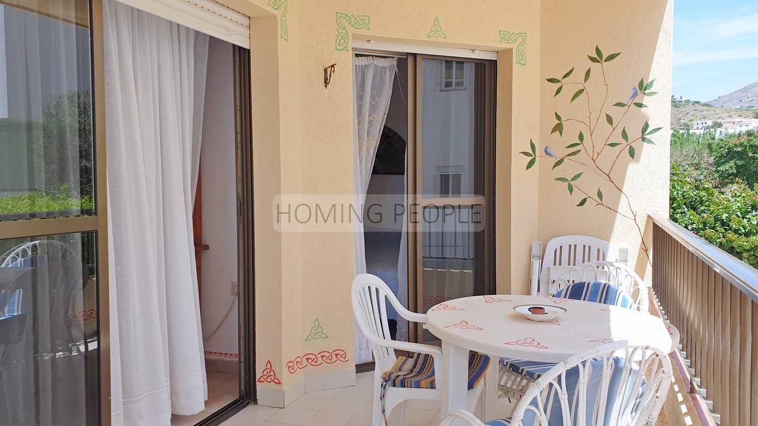 Apartamento luminoso en edificio de primera línea de playa con piscina y aparcamiento