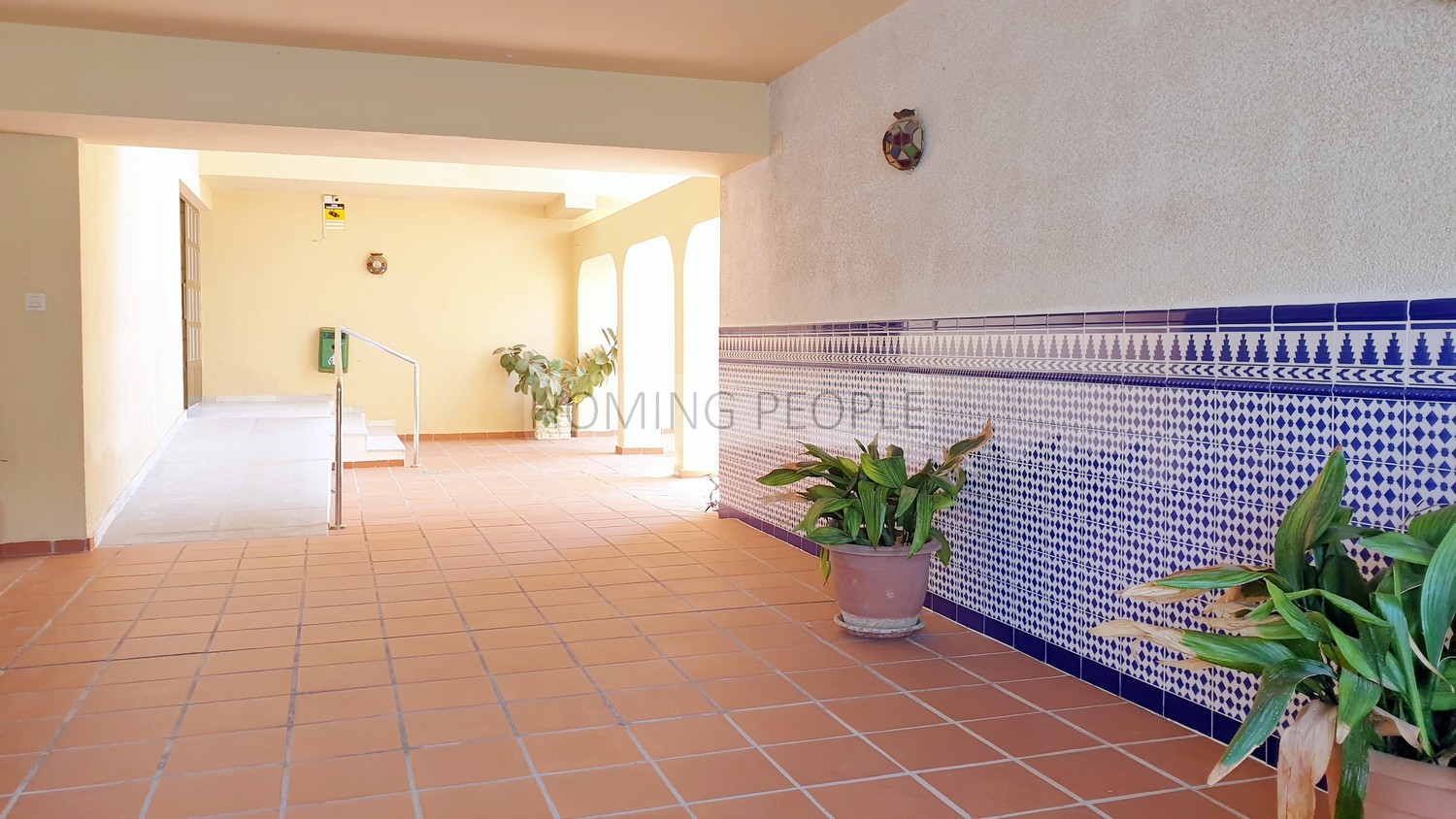Apartamento luminoso en edificio de primera línea de playa con piscina y aparcamiento