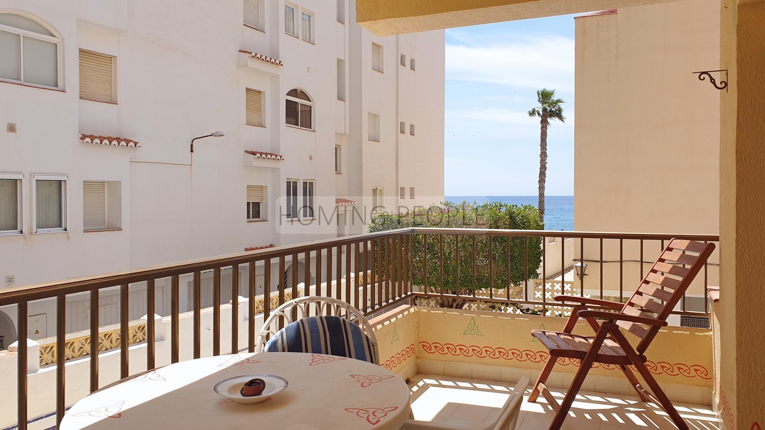 Apartamento luminoso en edificio de primera línea de playa con piscina y aparcamiento