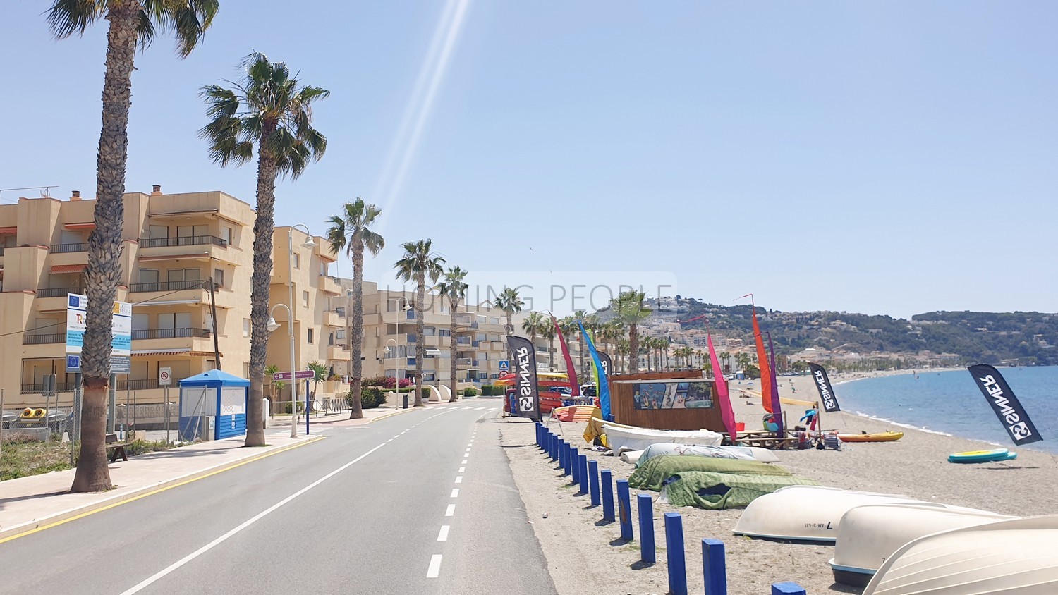 Apartamento luminoso en edificio de primera línea de playa con piscina y aparcamiento