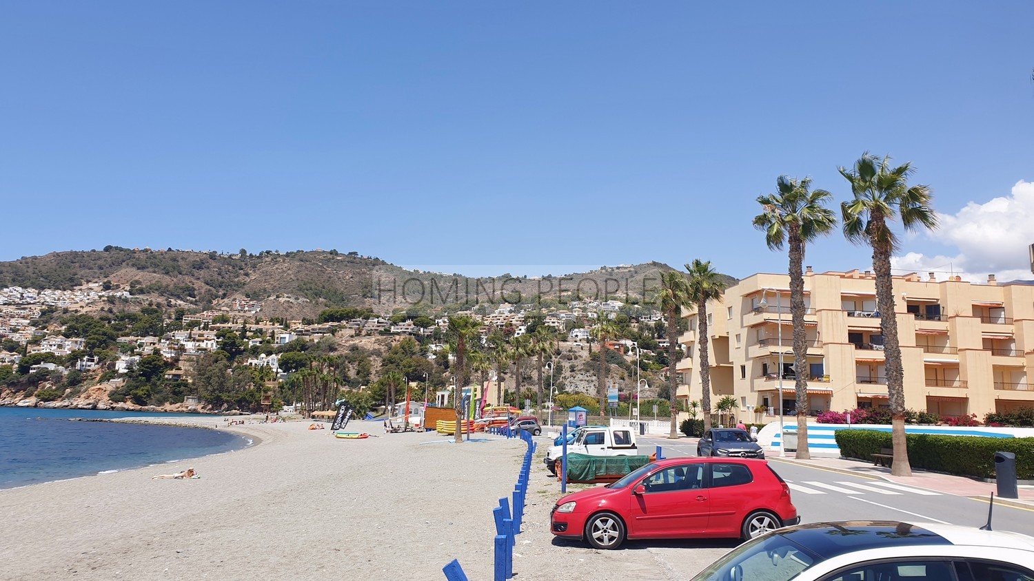 Apartamento luminoso en edificio de primera línea de playa con piscina y aparcamiento