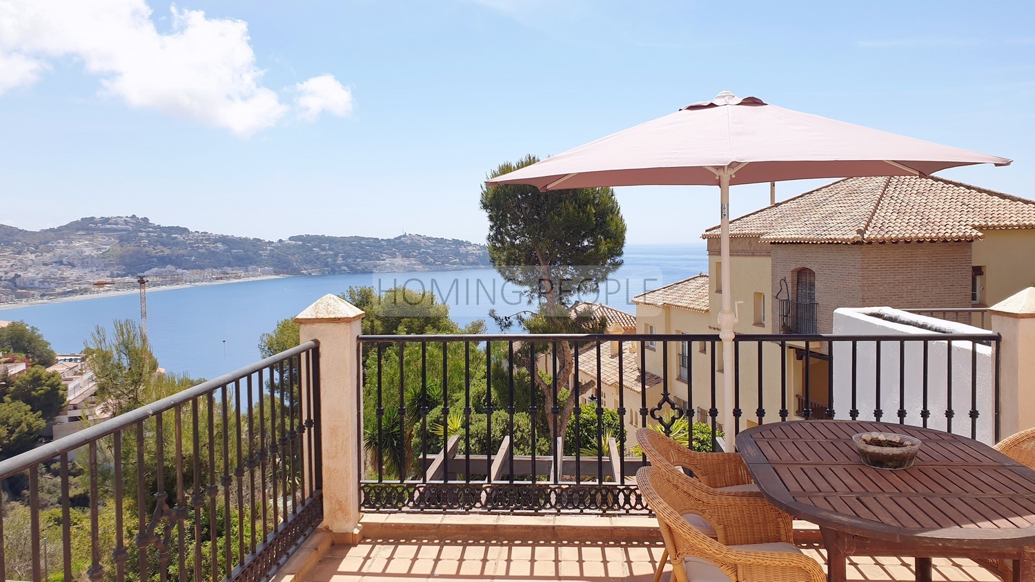 Casa familiar luminosa, con terrazas, aparcamiento privado... y unas preciosas vistas a la bahía !