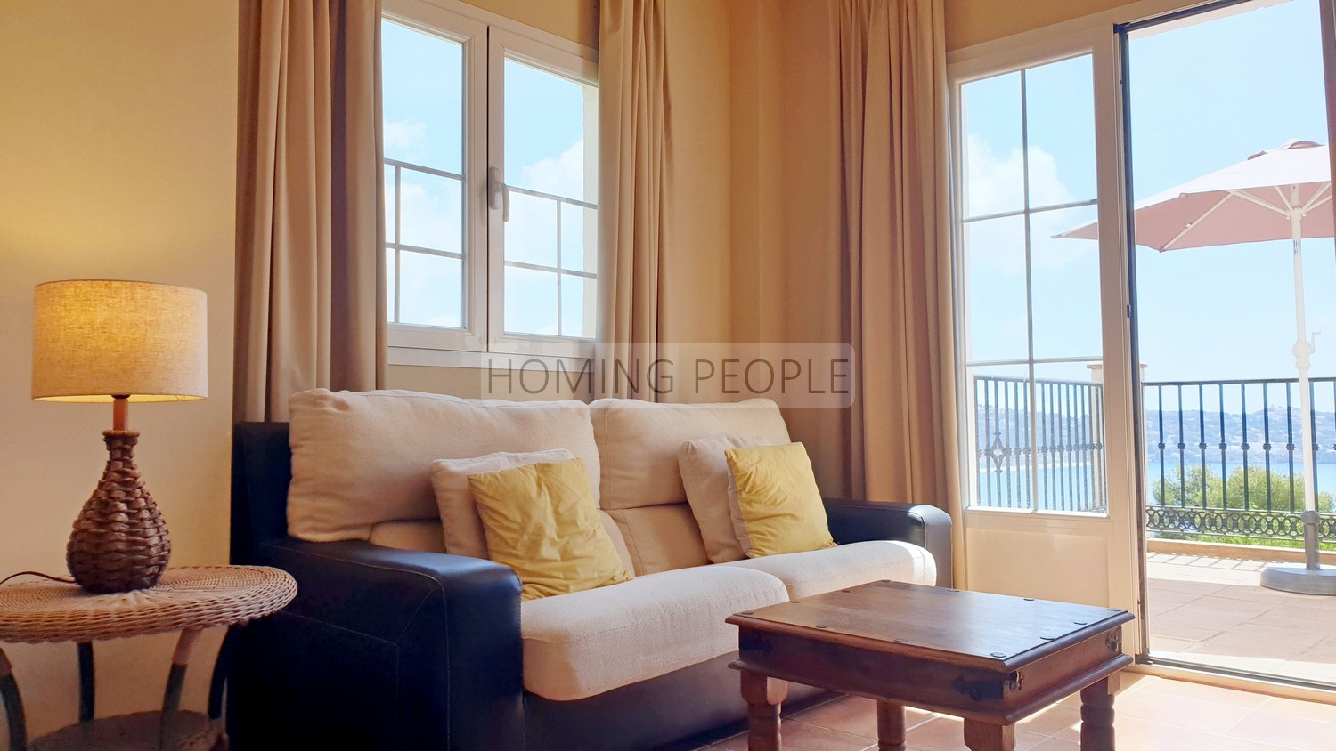 Maison familiale lumineuse, avec terrasses, parking privé... et de belles vues sur la baie !