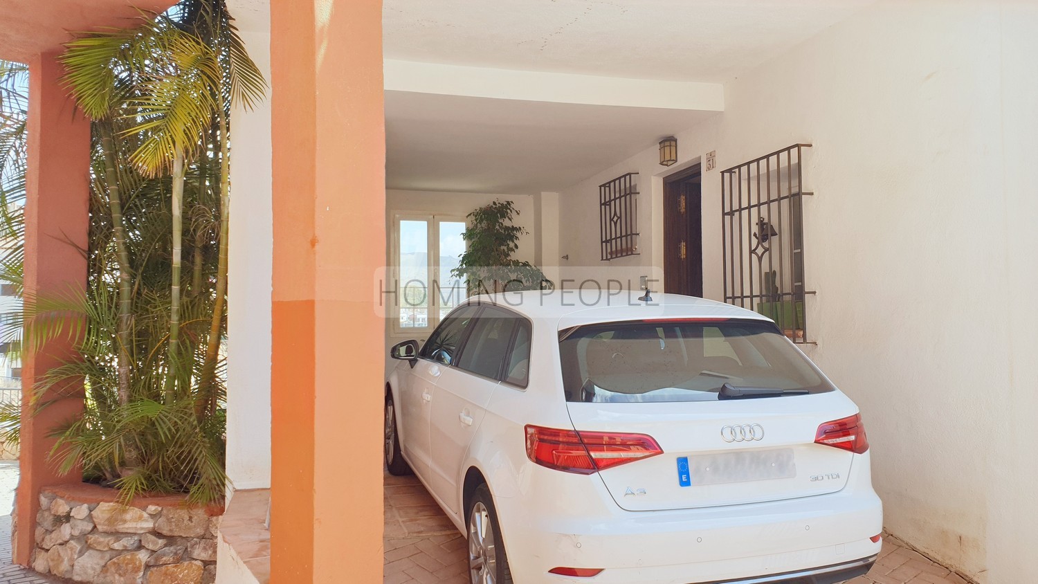 Maison familiale lumineuse, avec terrasses, parking privé... et de belles vues sur la baie !