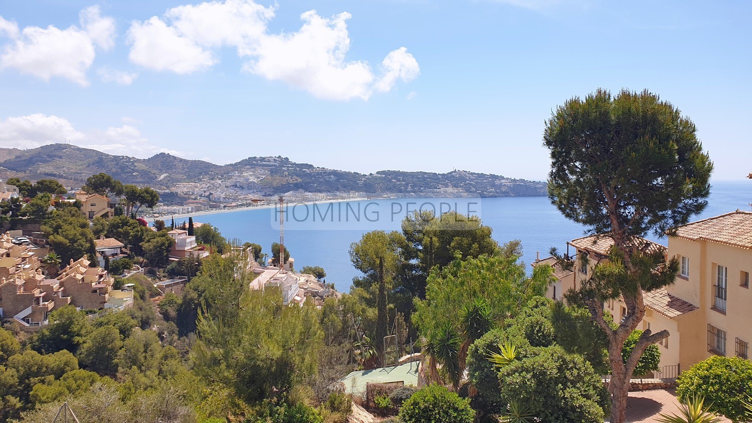 Bright family house, with terraces, private parking... and beautiful views over the bay !