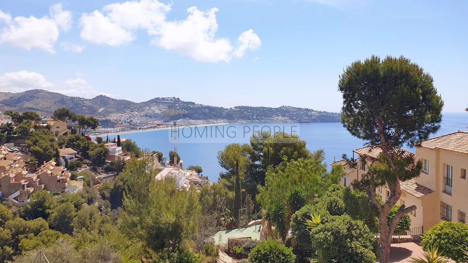 Maison familiale lumineuse, avec terrasses, parking privé... et de belles vues sur la baie !