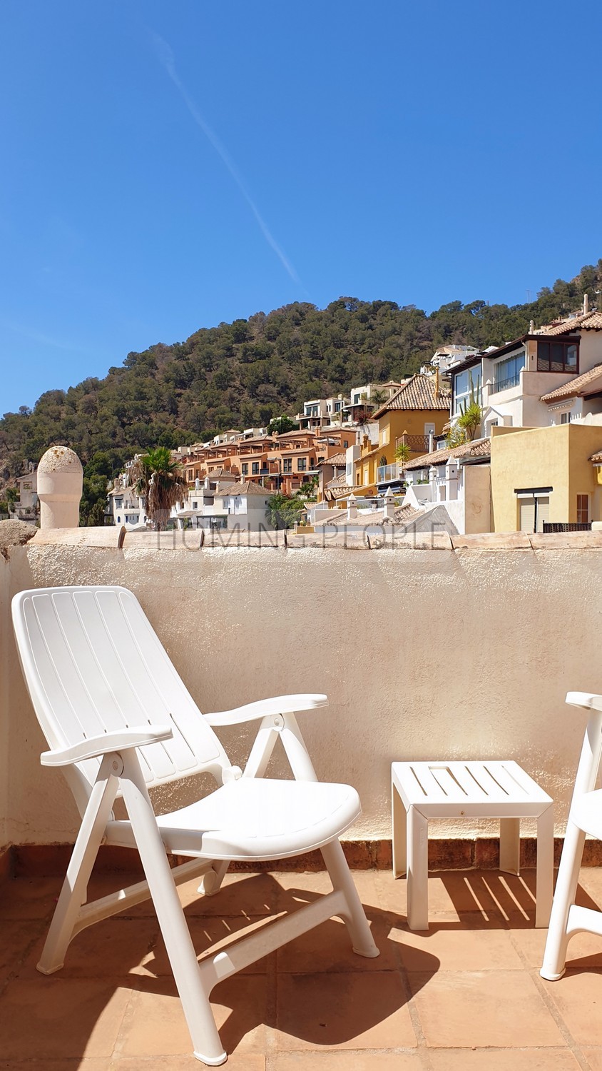 Maison familiale lumineuse, avec terrasses, parking privé... et de belles vues sur la baie !