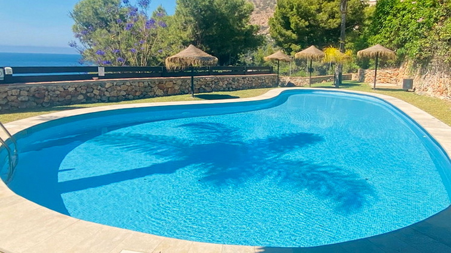 Casa en privilegiada urbanización con encanto que cuenta con piscina y embarcadero en acantilado