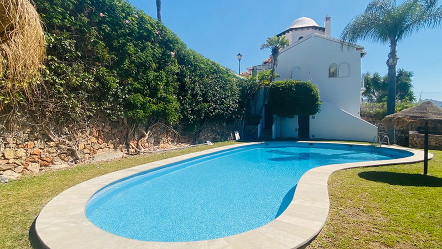 Casa en privilegiada urbanización con encanto que cuenta con piscina y embarcadero en acantilado