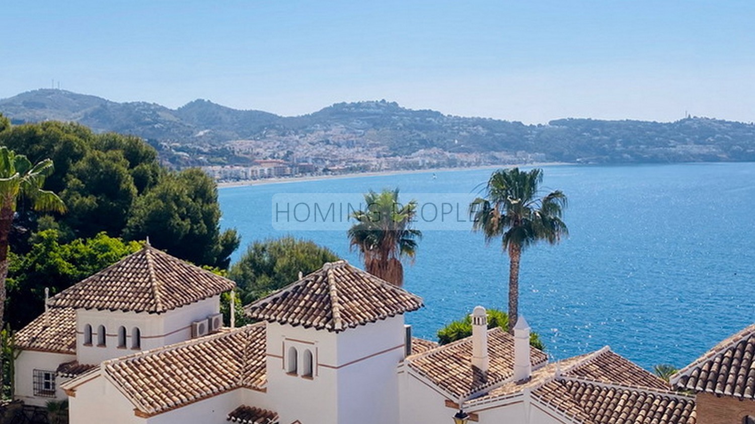 Casa en privilegiada urbanización con encanto que cuenta con piscina y embarcadero en acantilado