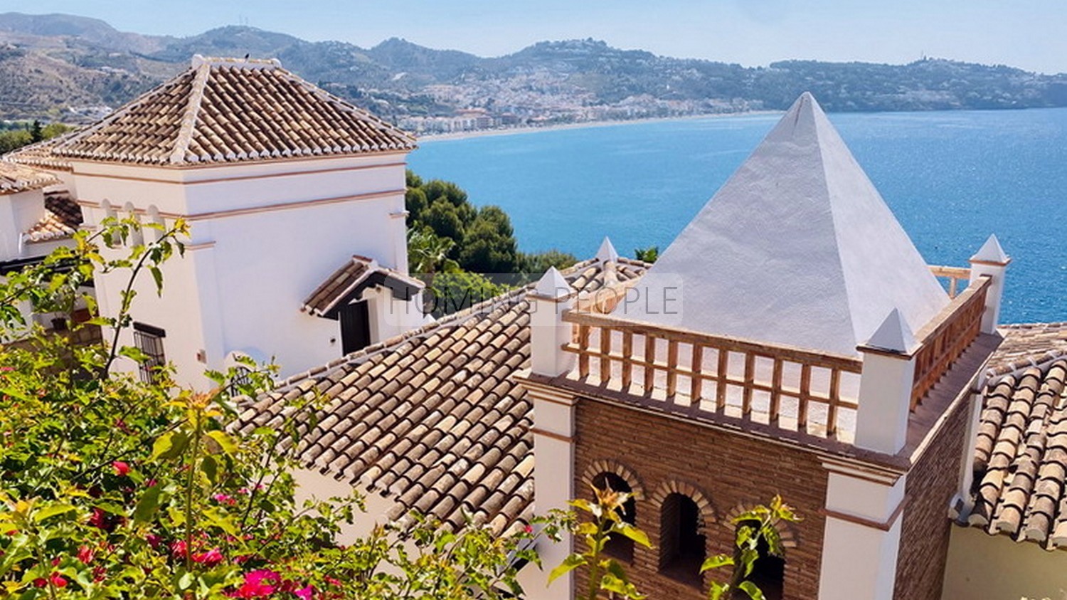 Casa en privilegiada urbanización con encanto que cuenta con piscina y embarcadero en acantilado