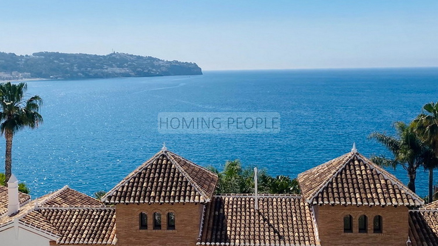 Casa en privilegiada urbanización con encanto que cuenta con piscina y embarcadero en acantilado