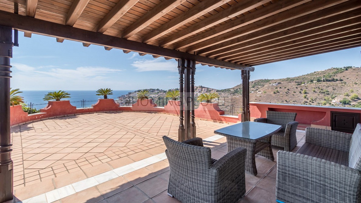 Sunny, majestic designer villa with panoramic views onto the Mediterranean Sea