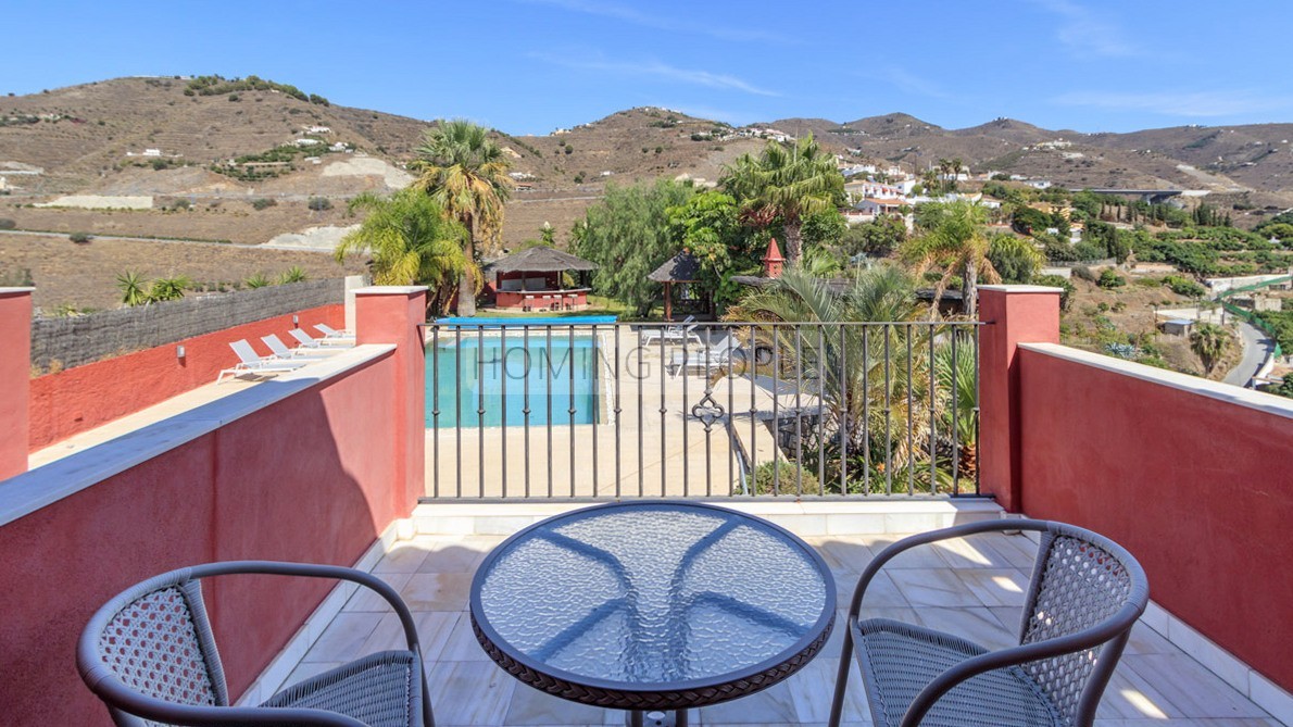 Majestueuse villa de design ensoleillée avec vue panoramique sur la mer