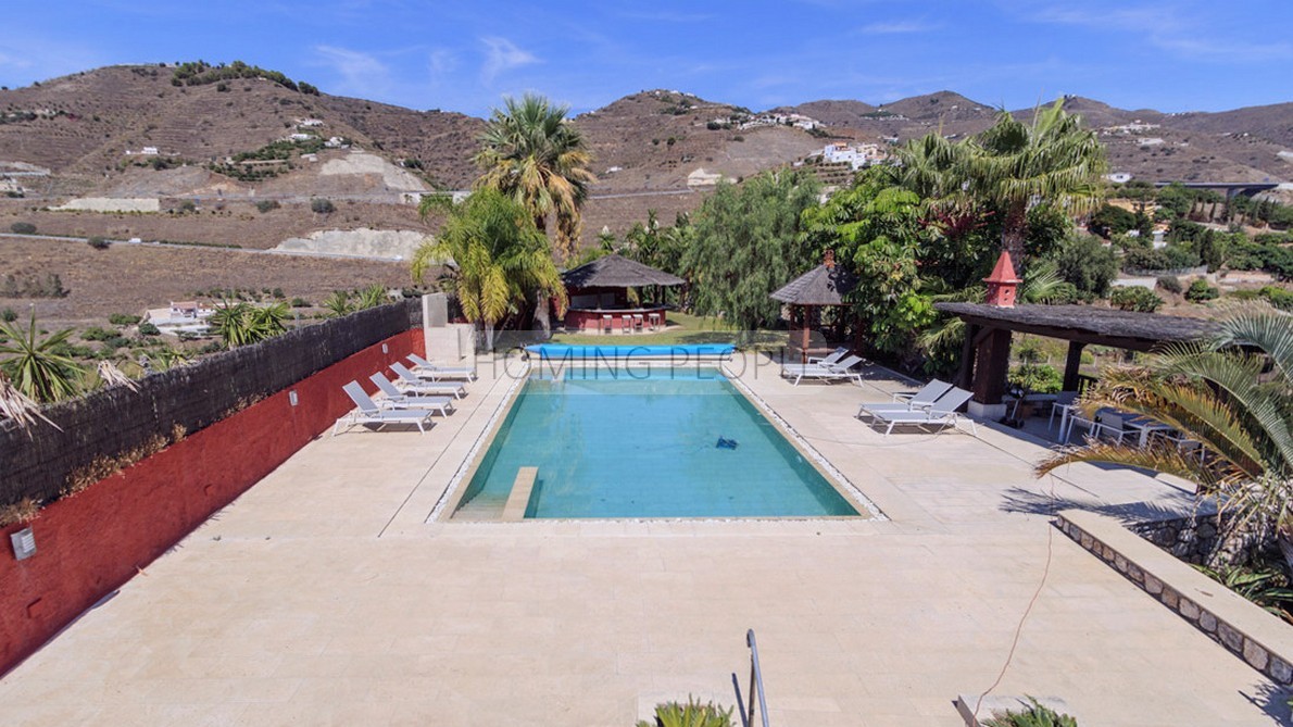 Majestueuse villa de design ensoleillée avec vue panoramique sur la mer