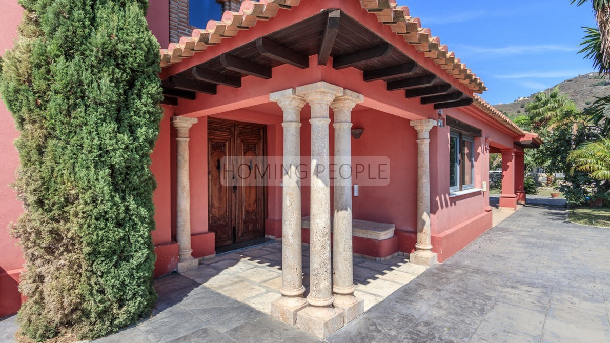 Soleada villa señorial de diseño con vistas panorámicas al mar