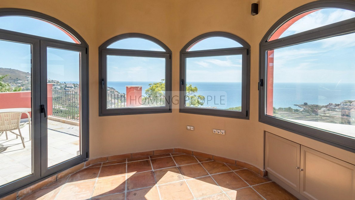 Soleada villa señorial de diseño con vistas panorámicas al mar