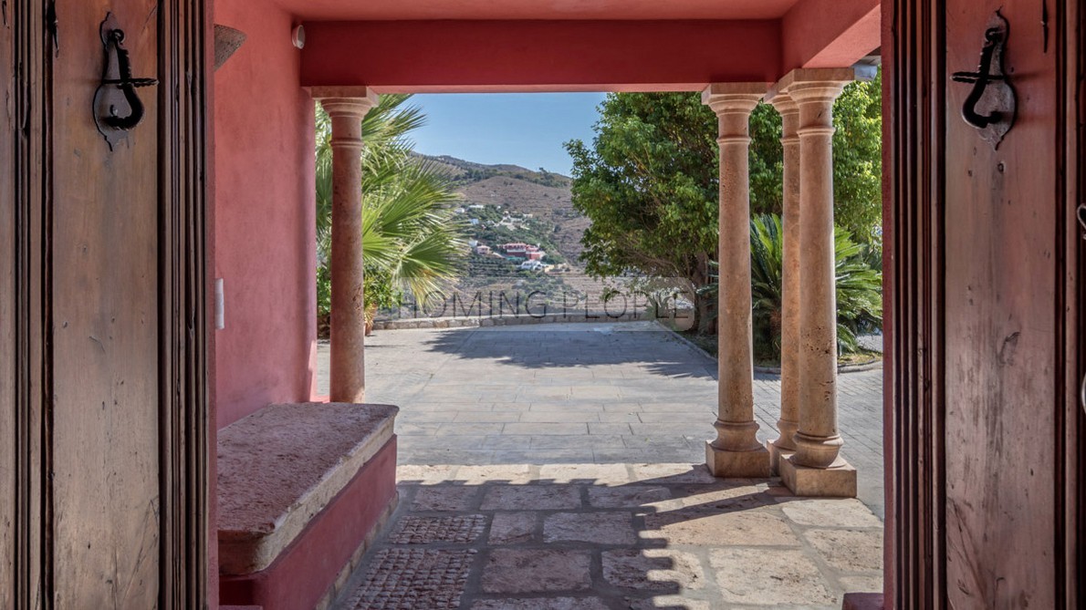 Majestueuse villa de design ensoleillée avec vue panoramique sur la mer