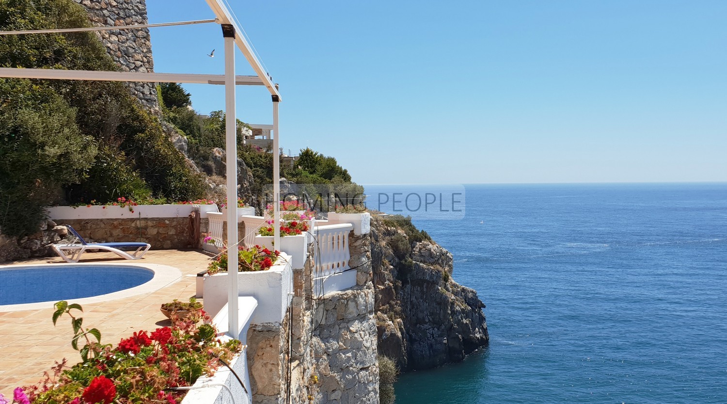 [RENTED OUT]: Villa on a cliff, facing the bay... and walking distance to town. Peace and quiet guaranteed!