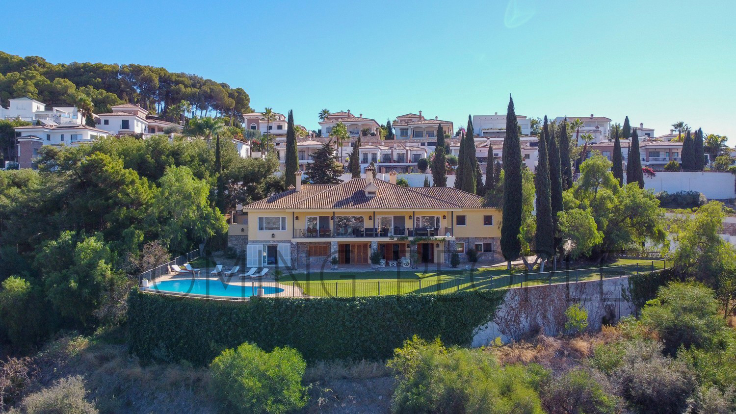 Piscina y césped con estancias a lo grande en zona selecta con vistas idílicas a la bahía.