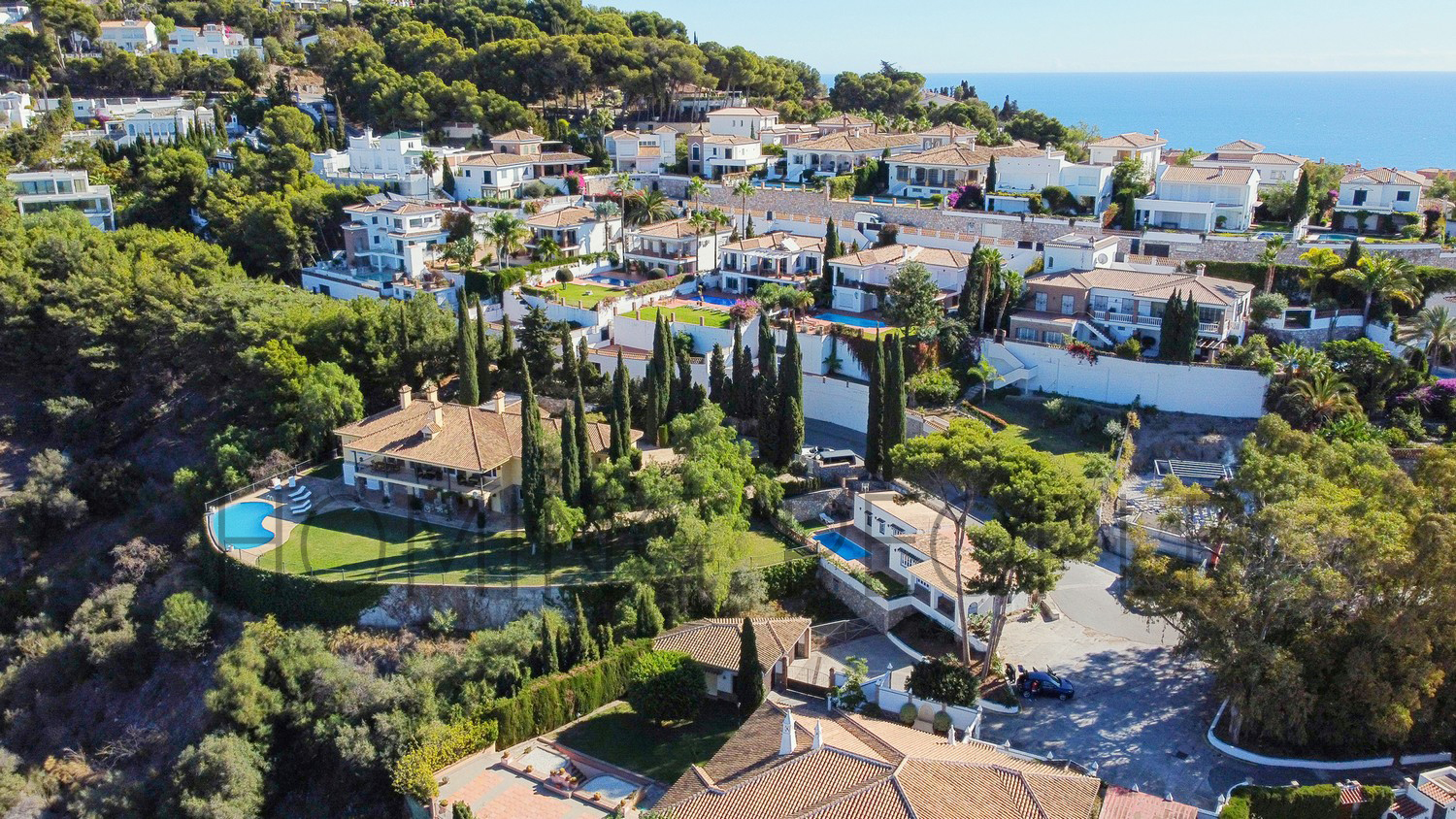 Piscina y césped con estancias a lo grande en zona selecta con vistas idílicas a la bahía.