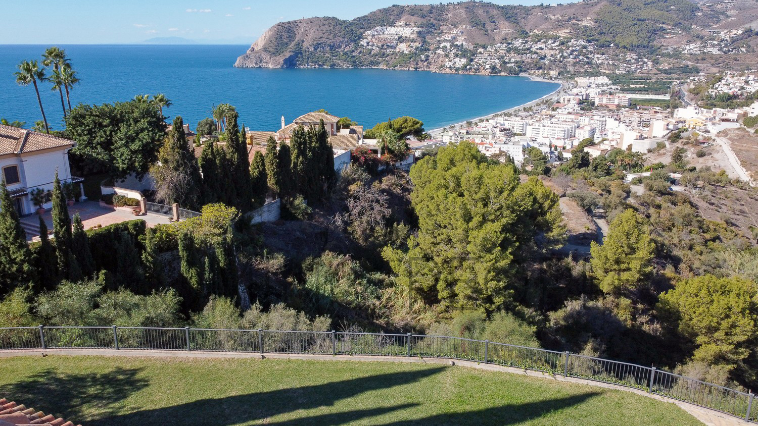 Piscina y césped con estancias a lo grande en zona selecta con vistas idílicas a la bahía.