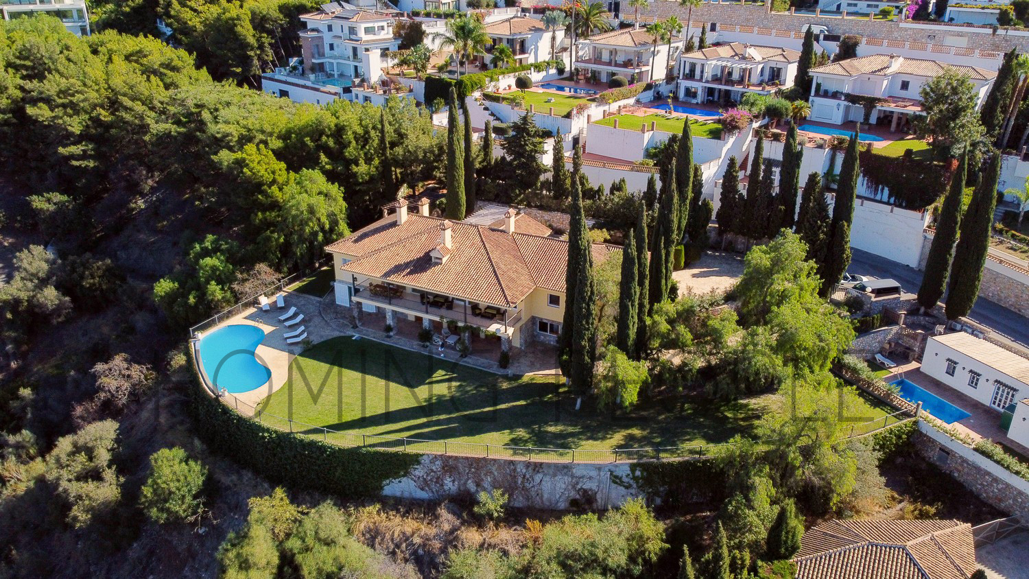 Piscina y césped con estancias a lo grande en zona selecta con vistas idílicas a la bahía.