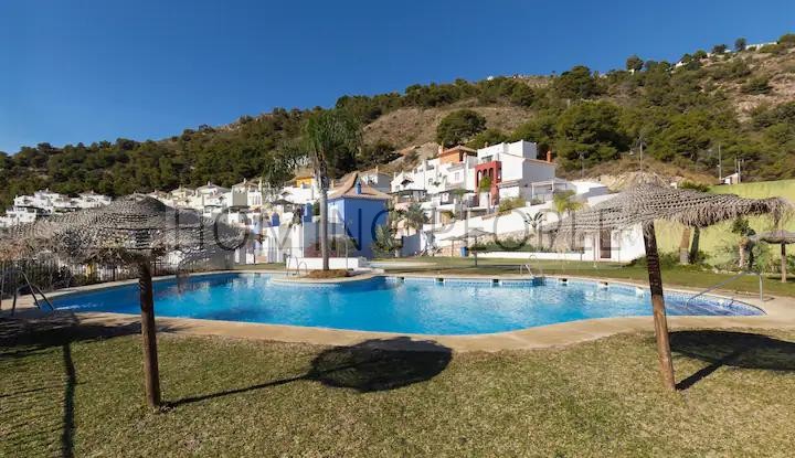 Maison jumelée sur deux étages avec garage et piscine communautaire