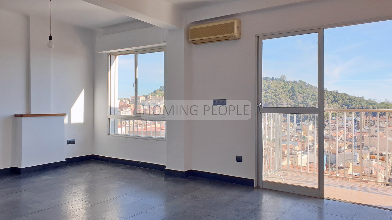 [ALQUILADO]: Piso de segunda mano con las vistas más sobrecogedoras de la ciudad... y a solo cuatro minutos a pie de la Plaza de la Merced !
