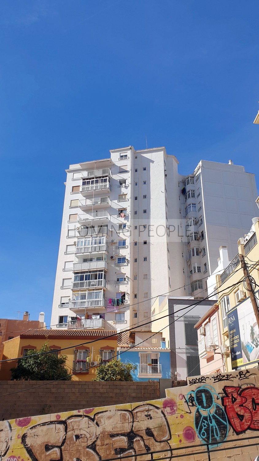 [ALQUILADO]: Piso de segunda mano con las vistas más sobrecogedoras de la ciudad... y a solo cuatro minutos a pie de la Plaza de la Merced !