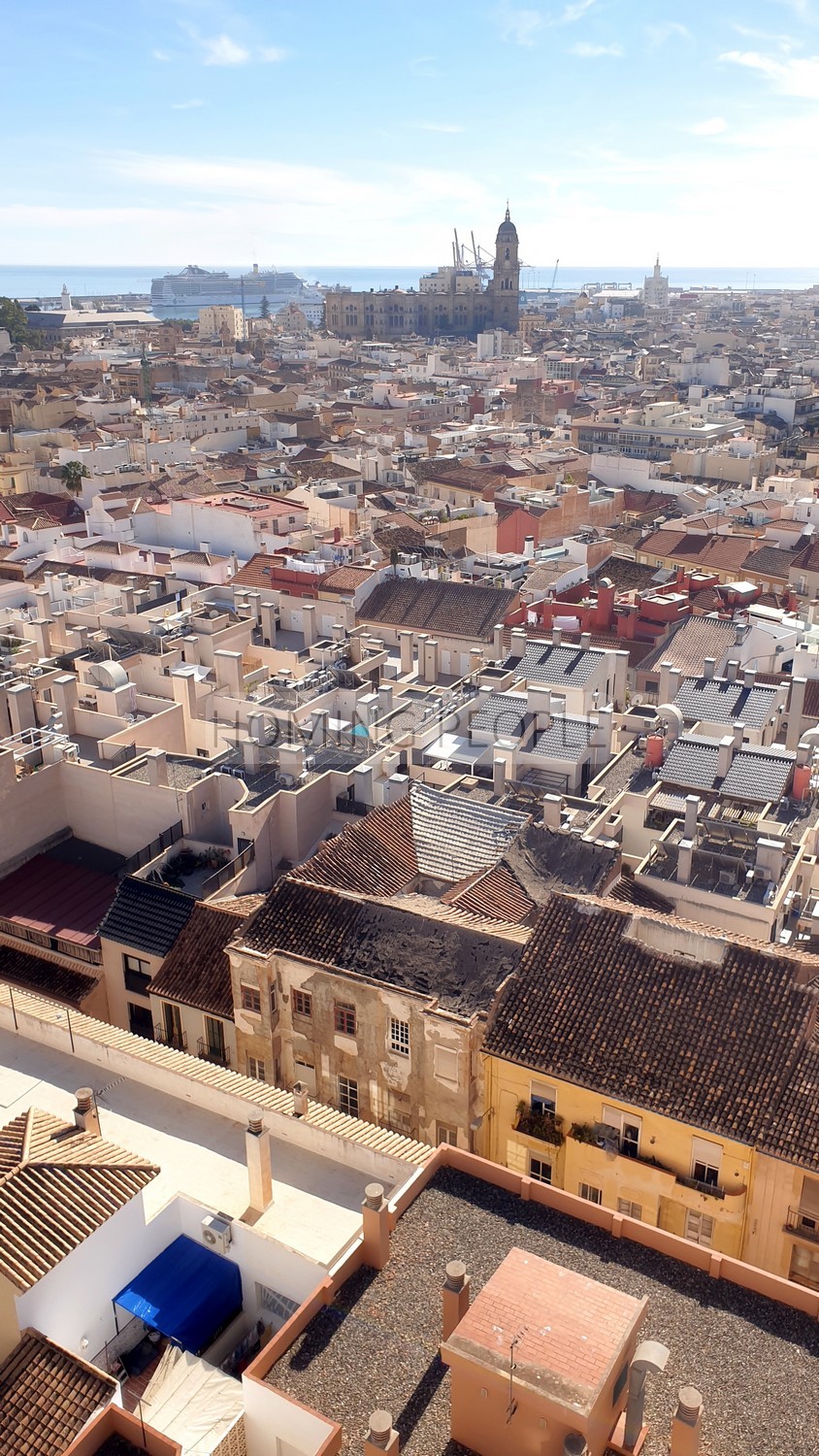 [ALQUILADO]: Piso de segunda mano con las vistas más sobrecogedoras de la ciudad... y a solo cuatro minutos a pie de la Plaza de la Merced !