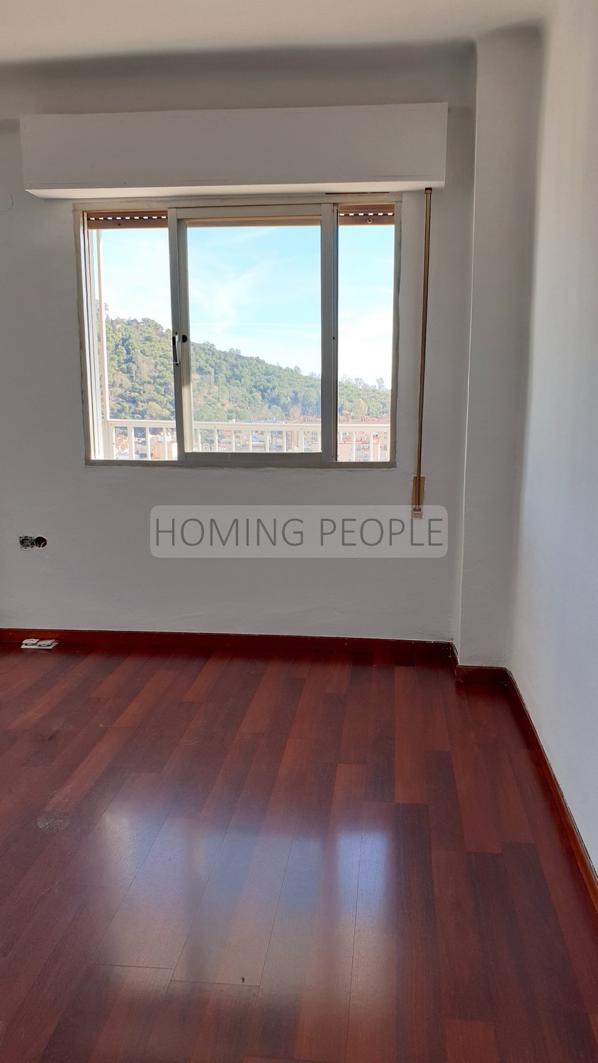 [ALQUILADO]: Piso de segunda mano con las vistas más sobrecogedoras de la ciudad... y a solo cuatro minutos a pie de la Plaza de la Merced !