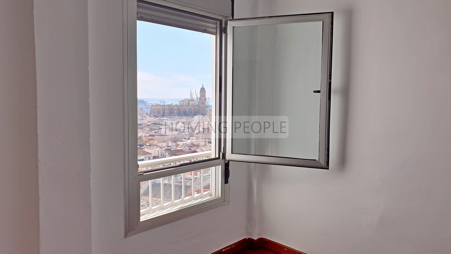 [ALQUILADO]: Piso de segunda mano con las vistas más sobrecogedoras de la ciudad... y a solo cuatro minutos a pie de la Plaza de la Merced !