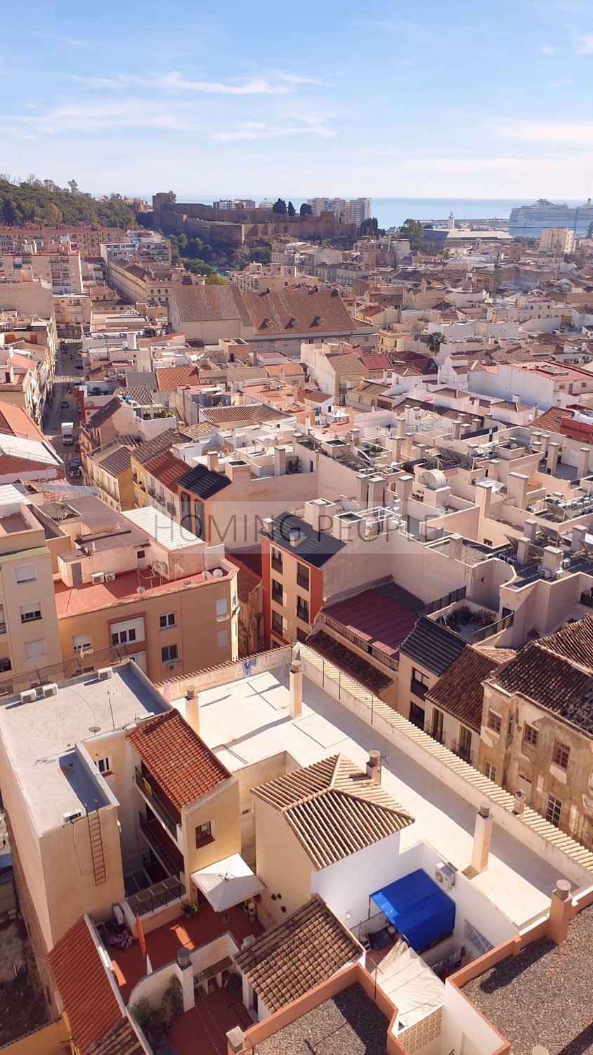 [ALQUILADO]: Piso de segunda mano con las vistas más sobrecogedoras de la ciudad... y a solo cuatro minutos a pie de la Plaza de la Merced !