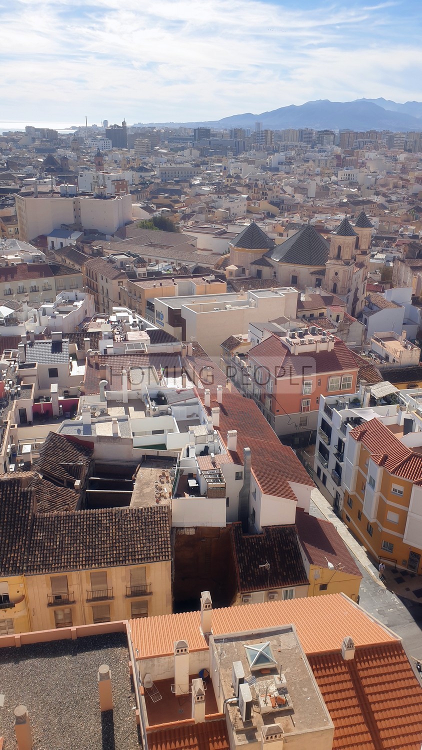 [ALQUILADO]: Piso de segunda mano con las vistas más sobrecogedoras de la ciudad... y a solo cuatro minutos a pie de la Plaza de la Merced !