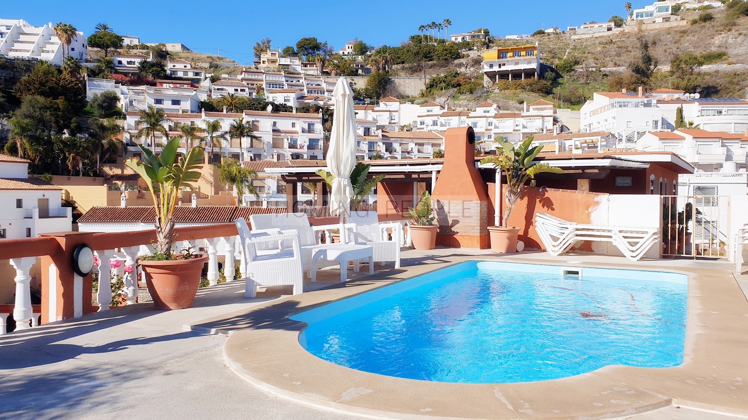 [RENTED OUT]: Villa with pool and guest apartment; sea views and close to the centre!