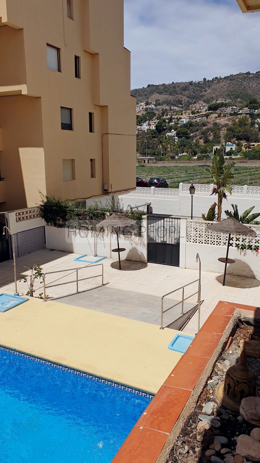 [VENDIDO]: Apartamento luminoso en edificio de primera línea de playa con piscina y aparcamiento