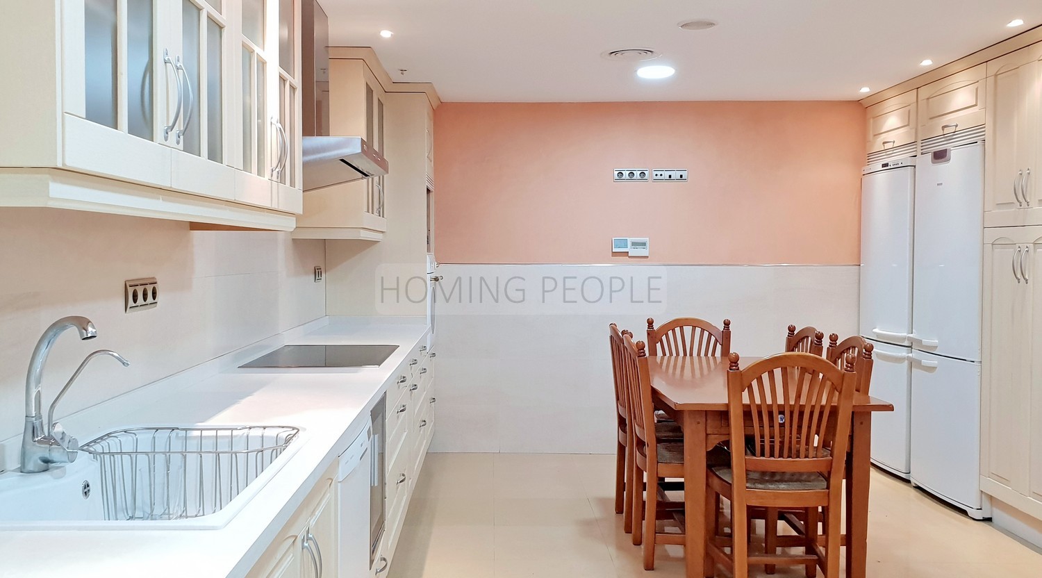 Bright and good quality flat: Spacious and close to the beach and shops.