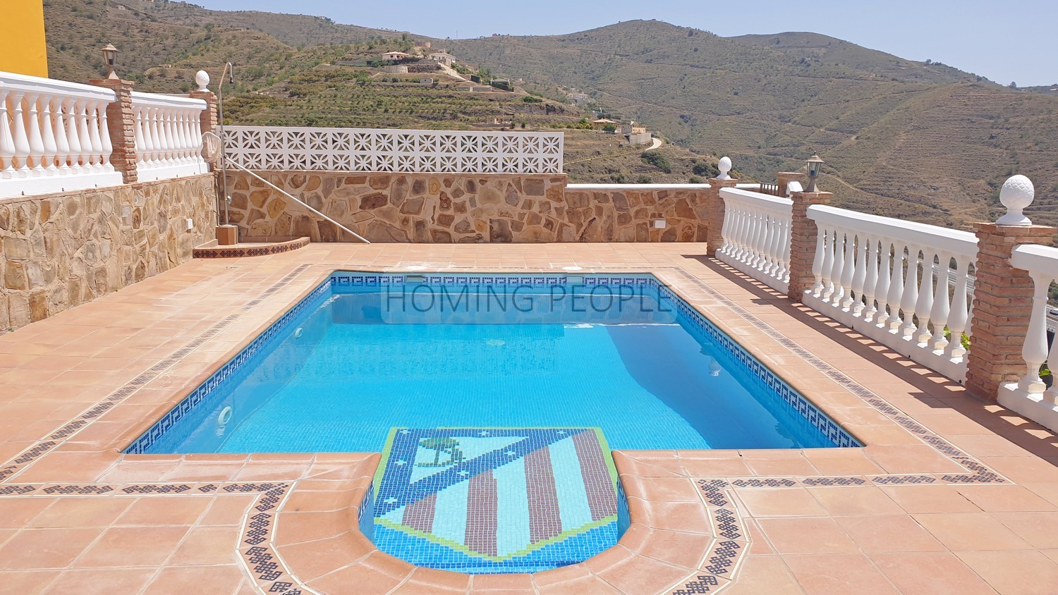 Cortijo tipo chalet con piscina... y a 5 minutos de la autovía y con unas vistas al mar de infarto