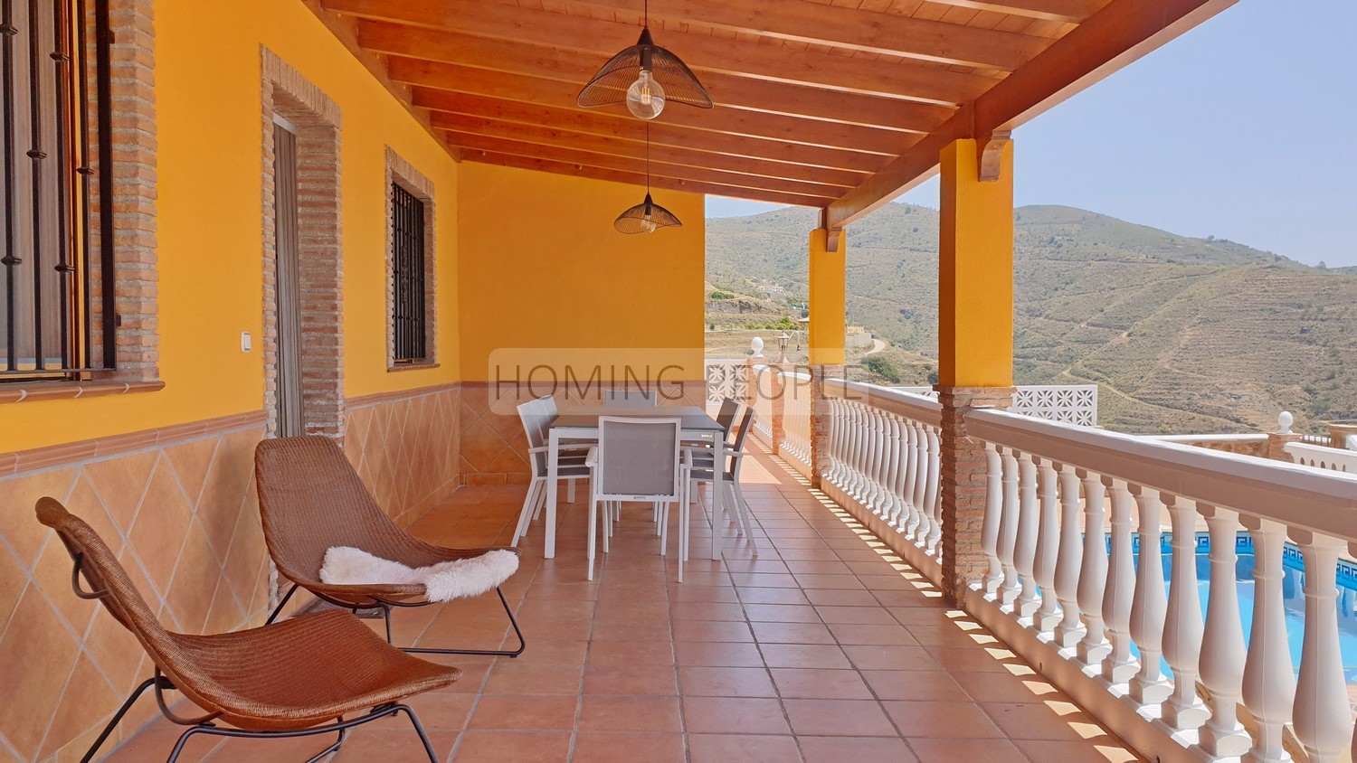 Cortijo tipo chalet con piscina... y a 5 minutos de la autovía y con unas vistas al mar de infarto