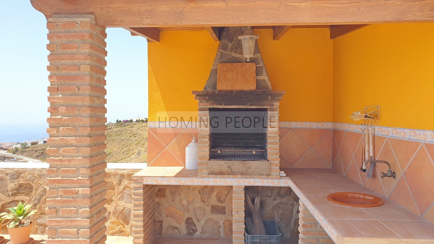Cortijo tipo chalet con piscina... y a 5 minutos de la autovía y con unas vistas al mar de infarto