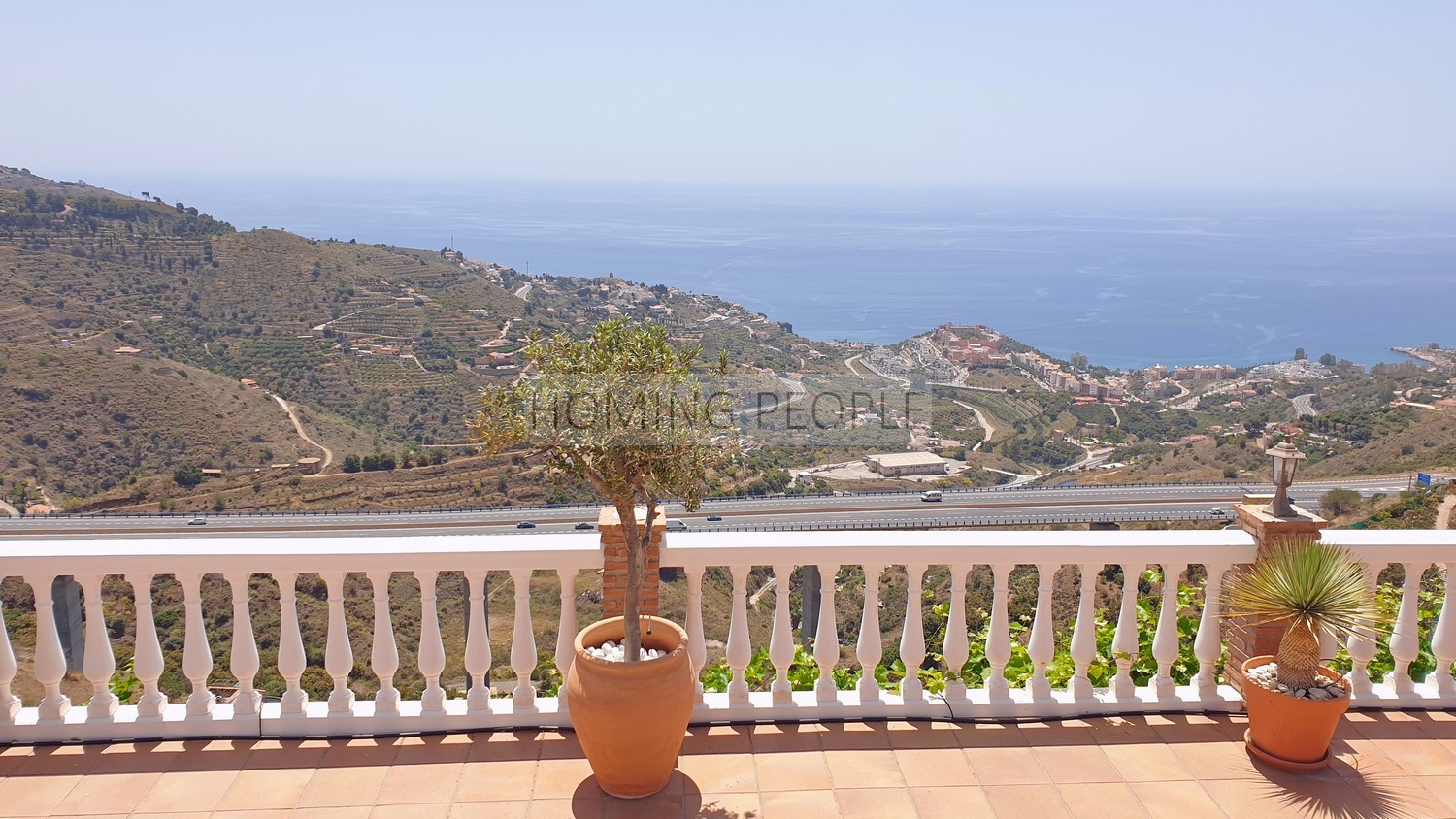 Cortijo tipo chalet con piscina... y a 5 minutos de la autovía y con unas vistas al mar de infarto