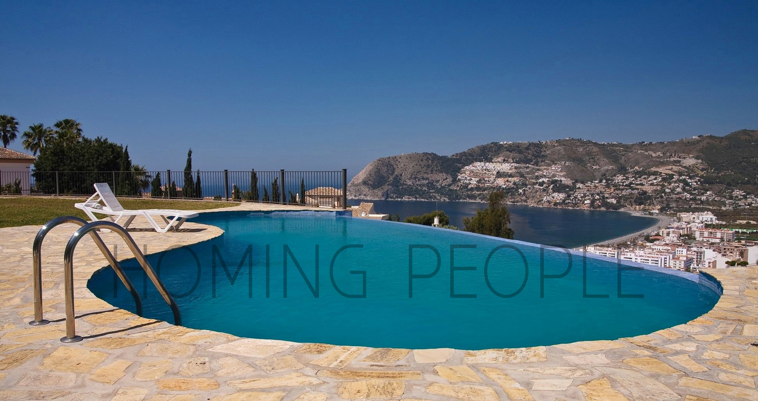 Espaciosa villa: Estancias a lo grande, piscina y césped con vistas idílicas a la bahía.